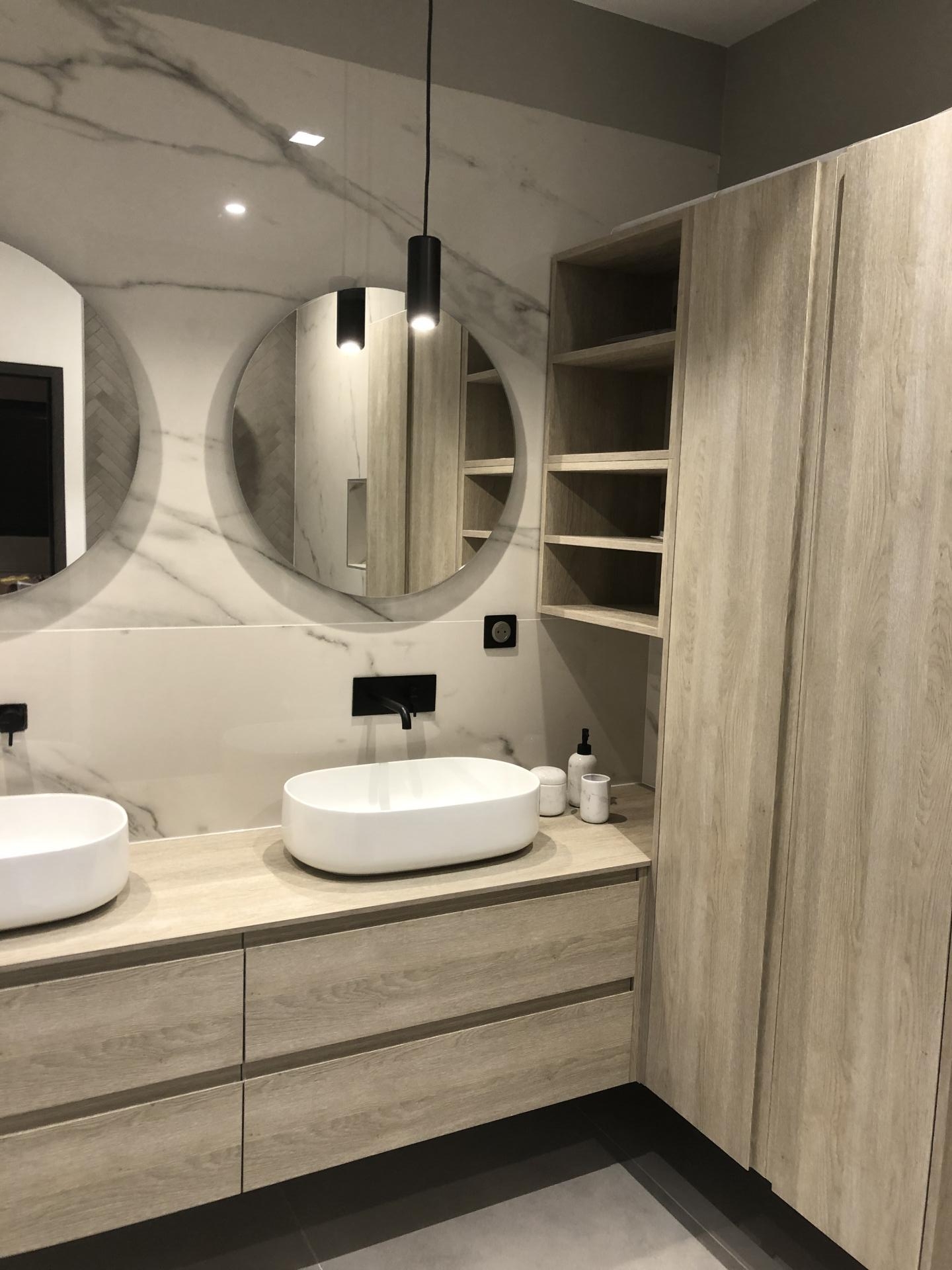 Salle de bains haut de gamme : marbre & placage bois naturel