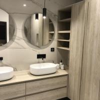Salle de bains haut de gamme : marbre & placage bois naturel