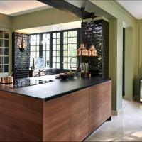Réalisation d’une cuisine Valcucine noyer et plan dekton