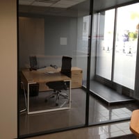 bureau de direction : cloison aluminum et verre/mobilier bois clair
