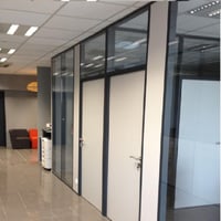 Aménagement bureau à Epernay : Cloison alu avec sous-bassement