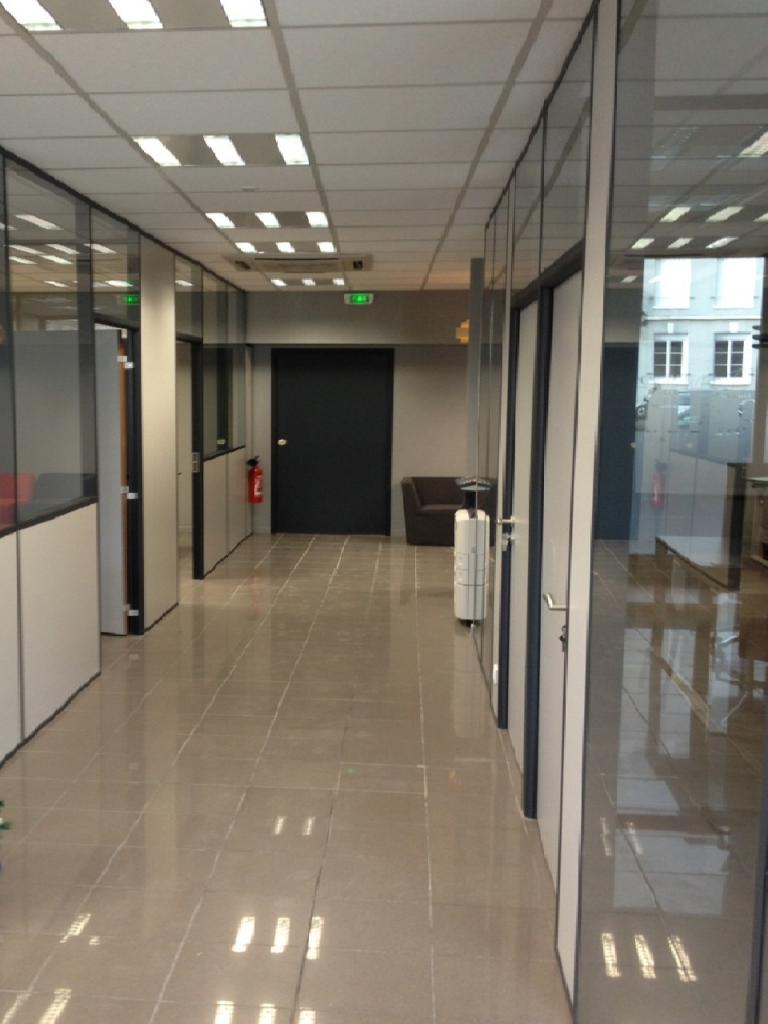 details d'un couloir distribuant des bureaux professionnels