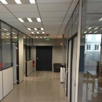 details d'un couloir distribuant des bureaux professionnels