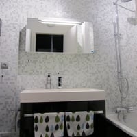 Salle de bains 9 m2 : mobilier laqué brillant noir sur une mosaîque de verre avec cabochons 