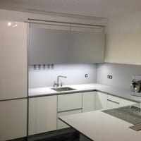 Cuisine Valcucine : façades en verre blanc brillant et  finition en aluminium