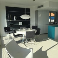 Valcucine à Nice : cuisine et bibliothèque en verre