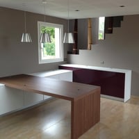 Bahut et table sur mesure : mélange subtile entre la finesse du verre et le plan épais en bois noyer