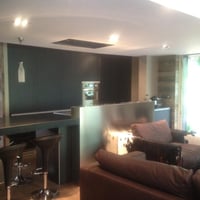 VALCUCINE : façades inox et stratifiés striés à Chamonix